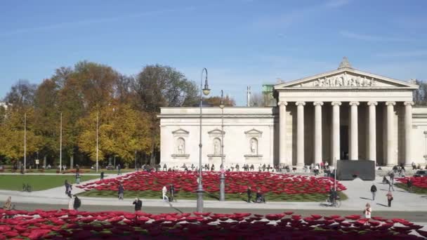 Münih, Almanya - 27 Kasım 2019: Soldan sağa pan gerçek zamanlı Konigsplatz'da Glyptothek'in fotoğrafını kurdu, Münih, Almanya. — Stok video