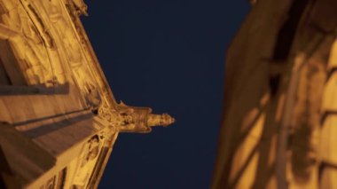 Gece saatlerinde gözlem güvertesinden Yeni belediye binasının gerçek zamanlı yakın çekim. Münih