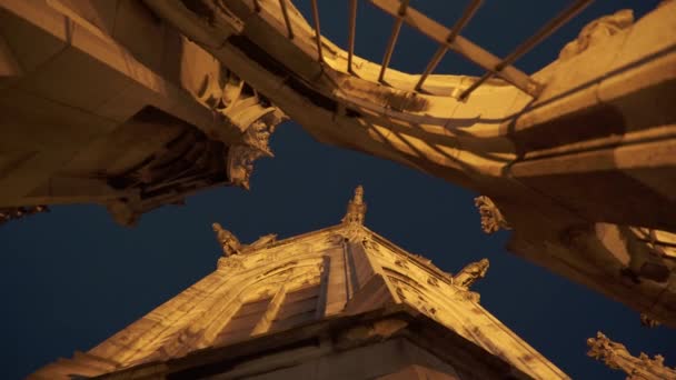 Real time close up shot of the New town hall from the observation deck at night time. Germany. — Stock Video