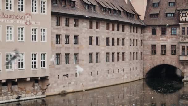 NUREMBERG, ALEMANIA - 30 de noviembre de 2019: plano medio en tiempo real del Monasterio Espíritu Santo sobre el río Pegnitz, Nuremberg, Alemania . — Vídeos de Stock