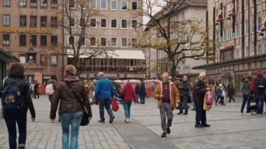 Nürnberg, Almanya - 30 Kasım 2019: Nürnberg meydanında yürüyen insanların gerçek zamanlı olarak çekilmiş fotoğrafı kilitlendi, 30 Kasım, Almanya