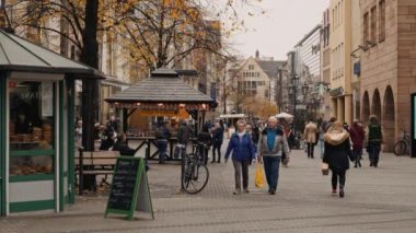 Nürnberg, Almanya - 30 Kasım 2019: Almanya'nın Eski Nürnberg kenti etrafında dolaşan insanların gerçek zamanlı çekimi.
