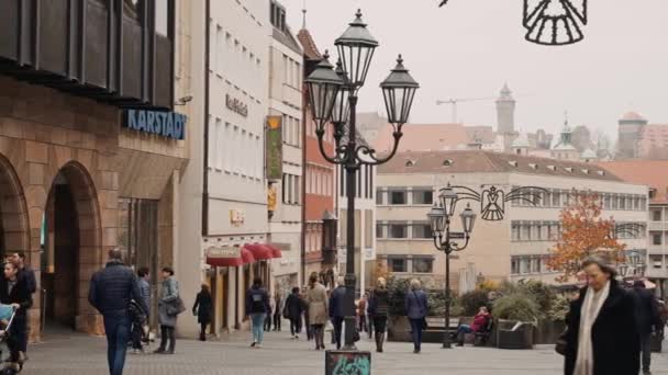 Nürnberg, Tyskland-november 30, 2019: vänster till höger Pan realtid etablera skott av människor som går runt gamla stan i Nürnberg, Tyskland — Stockvideo