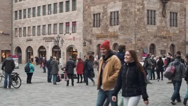 Νυρεμβέργη, Γερμανία-30 Νοεμβρίου 2019: αριστερά προς τα δεξιά τηγάνι σε πραγματικό χρόνο μεγάλο πλάνο των ανθρώπων που περπατούν στην πλατεία στη Νυρεμβέργη, Γερμανία — Αρχείο Βίντεο