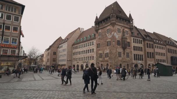 NUREMBERG, ALEMANIA - 30 de noviembre de 2019: Bloqueado en tiempo real con disparos de personas caminando por la plaza en Nuremberg, Alemania — Vídeo de stock