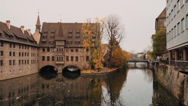 NUREMBERG, ALEMANIA - 30 de noviembre de 2019: Toma en tiempo real del Espíritu Santo del Monasterio en el río Pegnitz, Nuremberg, Alemania . — Vídeos de Stock