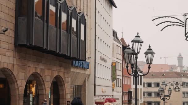 Nürnberg, Tyskland-30 november 2019: vänster till höger Pan Real Time medium Shot av hus i gamla stan i Nürnberg, Tyskland — Stockvideo