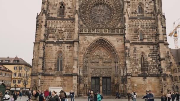 Neurenberg, Duitsland-november 30, 2019: Tilt up real time medium shot van St. Lorenz Kerk in Neurenberg, Duitsland — Stockvideo