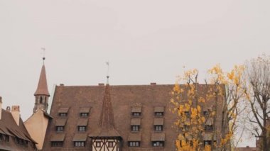 Nürnberg, Almanya - 30 Kasım 2019: Pegnitz nehri üzerindeki Kutsal Ruh Manastırı'nın gerçek zamanlı orta çekimi. Aşağı yat, Nürnberg, Almanya.