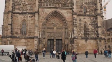 Nürnberg, Almanya - 30 Kasım 2019: Nürnberg, Almanya'daki St. Lorenz kilisesinin gerçek zamanlı orta çekimini yatırın.