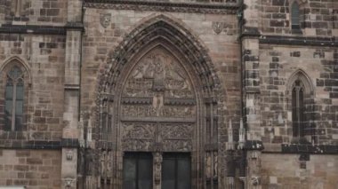 Nürnberg, Almanya - 30 Kasım 2019: Nürnberg, Almanya'daki St. Lorenz kilisesinin gerçek zamanlı orta çekimini yatırın