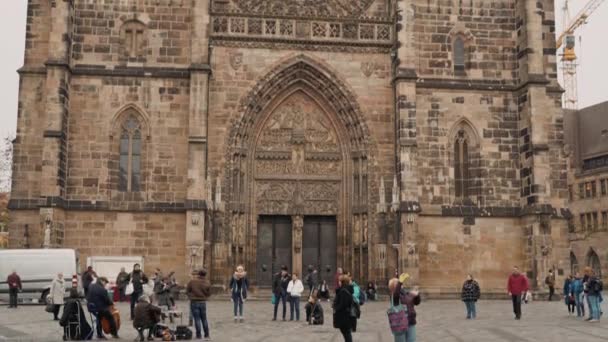 Nürnberg, Tyskland-november 30, 2019: luta upp realtid medium Shot av St. Lorenz Church i Nürnberg, Tyskland. — Stockvideo