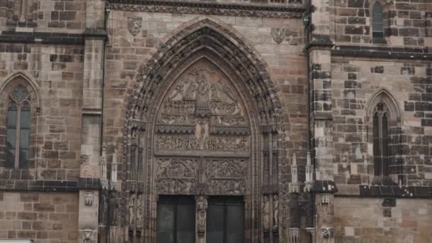 Нюрнберг, Німеччина-30 листопада 2019: Нахил до реального часу середній постріл Церква Святого Лоренца в Нюрнберзі, Німеччина — стокове відео