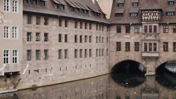 НУРЕМБЕРГ, ГЕРМАНИЯ - 30 ноября 2019 года: Снимок в реальном времени монастыря Святого Духа на реке Пегниц, Нюрнберг, Германия . — стоковое видео