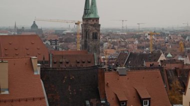 Nürnberg, Almanya'nın panoramik manzarası. Nürnberg, Almanya'nın Bavyera eyaletinin ikinci büyük şehridir. Gerçek zamanlı çekim kurma.