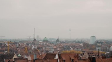 Nürnberg, Almanya'nın panoramik manzarası. Nürnberg, Almanya'nın Bavyera eyaletinin ikinci büyük şehridir. Sağdan sola pan gerçek zamanlı çekim kurma.