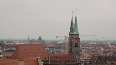 Nürnberg, Almanya'nın panoramik manzarası. Nürnberg, Almanya'nın Bavyera eyaletinin ikinci büyük şehridir. Soldan sağa gerçek zamanlı çekim kurma.