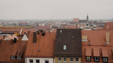 Nürnberg, Almanya'nın panoramik manzarası. Nürnberg, Almanya'nın Bavyera eyaletinin ikinci büyük şehridir. Soldan sağa gerçek zamanlı çekim kurma