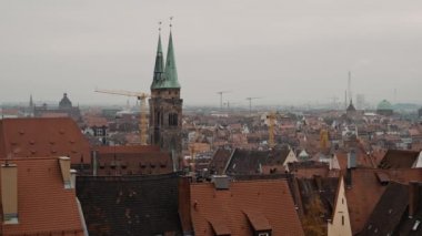 Nürnberg, Almanya'nın panoramik manzarası. Nürnberg, Almanya'nın Bavyera eyaletinin ikinci büyük şehridir. Sağdan sola gerçek zamanlı çekim kurma