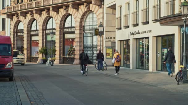 慕尼黑，德国 - 2019年11月27日：在慕尼黑散步的人的实时镜头。德国慕尼黑的交通. — 图库视频影像