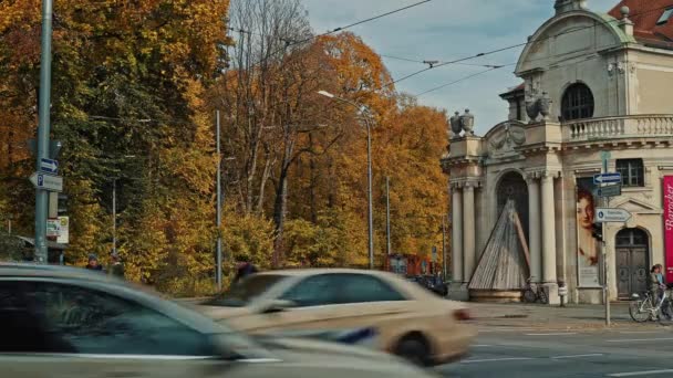 МЮНХЕН, ГЕРМАНИЯ - 20 ноября 2019 года: Заблокирован в реальном времени съемка движения на оживленной улице в Мюнхене с Баварским национальным музеем на заднем плане, Мюнхен, Германия . — стоковое видео