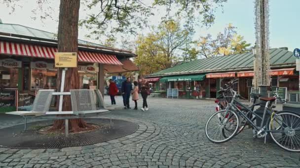 MUNICH, ALEMANIA - 27 de noviembre de 2019: Panorama de izquierda a derecha en tiempo real del patio de comidas en Munich, Alemania . — Vídeos de Stock