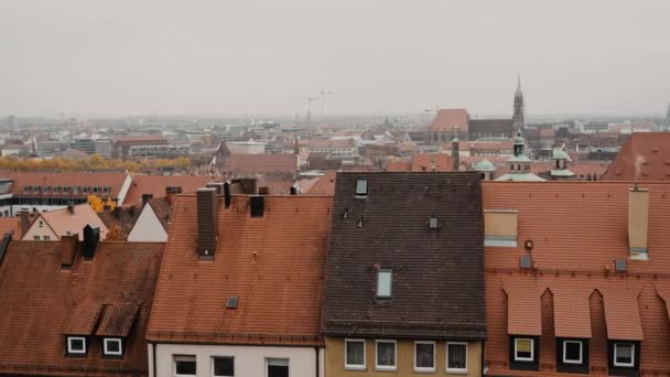 Panoramiczny widok na Norymbergi, Niemcy. Norymberga jest drugim co do wielkości miastem niemieckiego kraju związkowego Bawaria. Od lewej do prawej w czasie rzeczywistym ustalenie strzał — Wideo stockowe