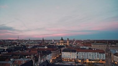 St. Cajetan Theatine Kilisesi'nin gerçek zamanlı çekimi. Kilise İtalyan yüksek Barok tarzında inşa edilmiştir.