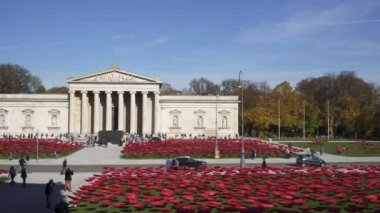 Münih, Almanya - 27 Kasım 2019: Soldan sağa pan gerçek zamanlı Konigsplatz'da Glyptothek'in fotoğrafını kurdu, Münih, Almanya