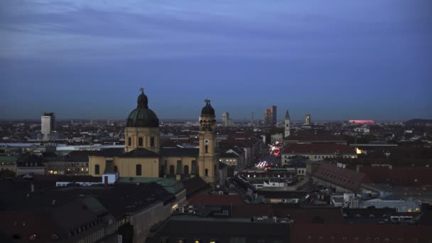 Prise de vue en temps réel de l'église théatine de St. Cajetan en soirée. L'église a été construite dans le style baroque italien — Video