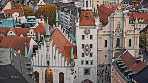 MUNICH, ALLEMAGNE - 25 novembre 2019 : Plan moyen en temps réel de la vieille mairie sur Marienplatz à Munich. Marienplatz est la place centrale de Munich, Allemagne . — Video
