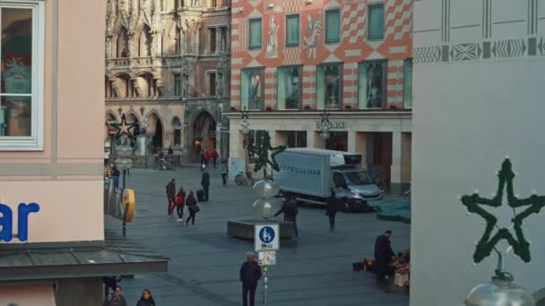 München, Németország-november 27, 2019: balról jobbra Pan valós idejű közepes shot emberek séta a központban München, Németország. — Stock videók