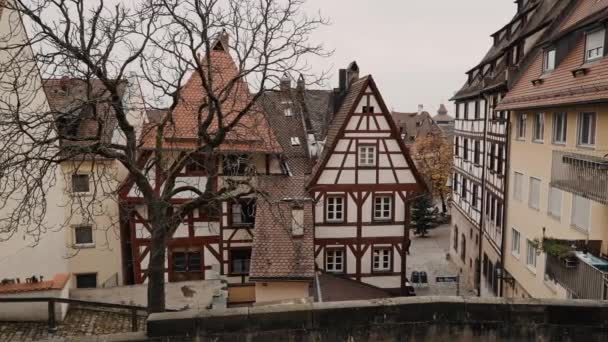 Fotografía de izquierda a derecha en tiempo real de casas con entramado de madera en Nuremberg. Las casas de entramado de madera aparecieron por primera vez en Alemania . — Vídeo de stock