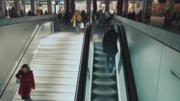 Münih, Almanya - 26 Kasım 2019: İnsanlar merdivenlerden inip çıkıyor ve yürüyen merdiven, Münih, Almanya. — Stok video