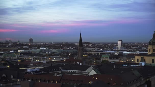 W czasie rzeczywistym ustanowienie strzał z Theatine Kościół św Cajetan wieczorem. Kościół został zbudowany w stylu włoskim wysokim barokowym — Wideo stockowe