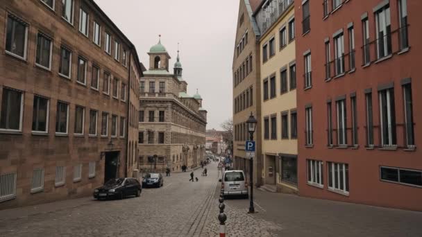 Norimberk, Německo-30. listopad 2019: v reálném čase se vytváří záběr domů a ulice, kam lidé chodí, Norimberk, Německo. — Stock video