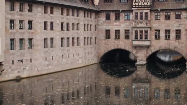 NUREMBERG, ALEMANIA - 30 de noviembre de 2019: Toma en tiempo real del Espíritu Santo del Monasterio en el río Pegnitz. De izquierda a derecha, Nuremberg, Alemania . — Vídeos de Stock