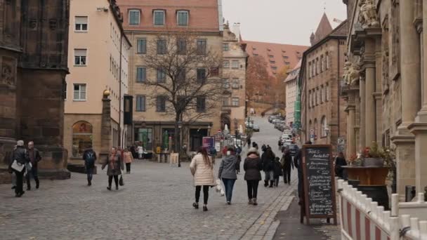 NUREMBERG, ALEMANIA - 30 de noviembre de 2019: De derecha a izquierda en tiempo real, estableciendo un plano de personas caminando por el casco antiguo de Nuremberg, Alemania . — Vídeos de Stock