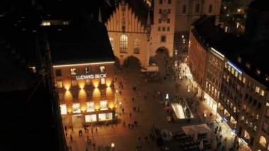 Münih, Almanya - 26 Kasım 2019: Münih'te marienplatz'da gece saatlerinde eski belediye binasının çekimini gerçek zamanlı olarak kur. Marienplatz Münih'in merkezi meydanıdır.