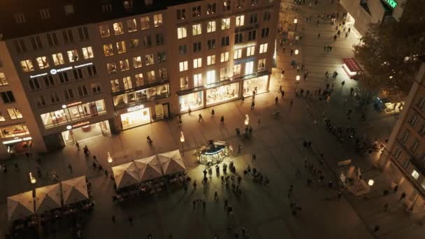 München, Tyskland-november 26, 2019: vänster till höger Pan realtid bred skott av människor gå på Marienplatz i München, Tyskland — Stockvideo