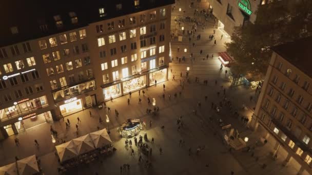 МЮНХЕН, ГЕРМАНИЯ - 26 ноября 2019 года: Широкий снимок людей, идущих по Мариенплац в Мюнхене, Германия — стоковое видео