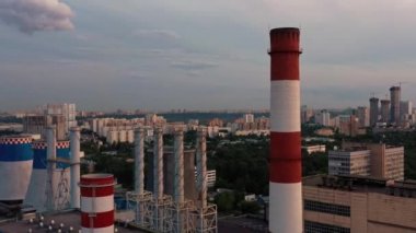 Üretim sanayi tesisinin beyaz kırmızı tüplerin havadan drone zoom uzak ateş