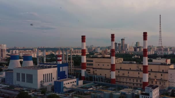 Dron aéreo alejar brote de tubos rojos blancos de la fabricación de la planta industrial — Vídeos de Stock