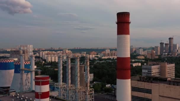 Drohne aus der Luft zoomt die Aufnahme von weißen roten Röhren einer Industrieanlage — Stockvideo