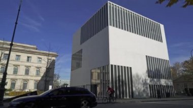 Münih, Almanya - 27 Kasım 2019: Almanya 'nın Münih kentindeki Belgelendirme Merkezi' nin gerçek zamanlı olarak çekilmesi.