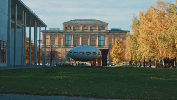 München, Tyskland - 27 november 2019: Vänster till höger panorera i realtid etablerar bild av den moderna skulpturen vid Pinakothek i München, Tyskland. — Stockvideo