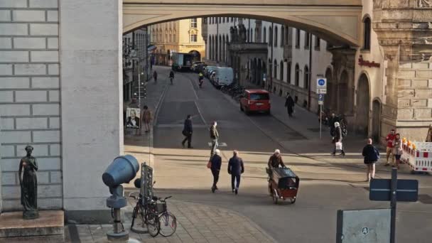 Mnichov, Německo - 27. listopadu 2019: V reálném čase široký záběr lidí procházejících se v centru Mnichova. Doprava v centru Mnichova, Německo. — Stock video