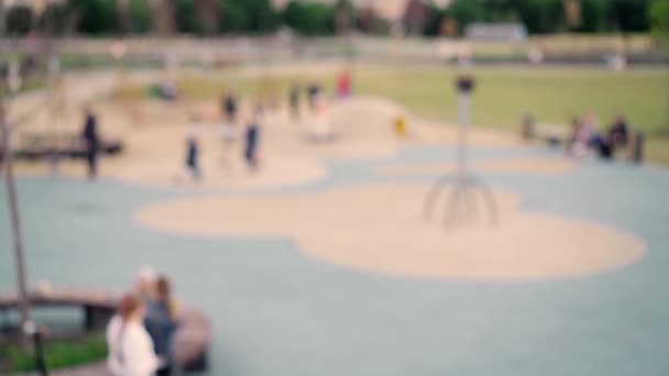 Colpo di Gimbal di bambini moderni sfocati nel parco giochi alla luce del giorno — Video Stock