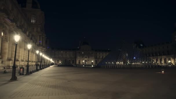 Vista panorámica del museo del Louvre por la noche sin gente — Vídeo de stock