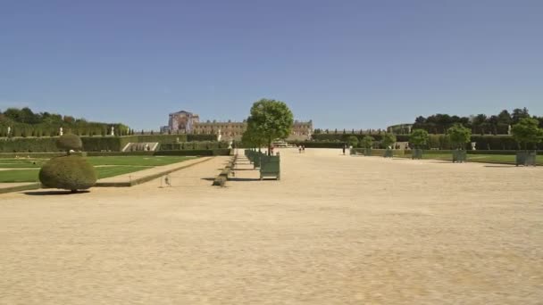 Tracking shot right to left of gardens of Versailles during spring time — Stock Video